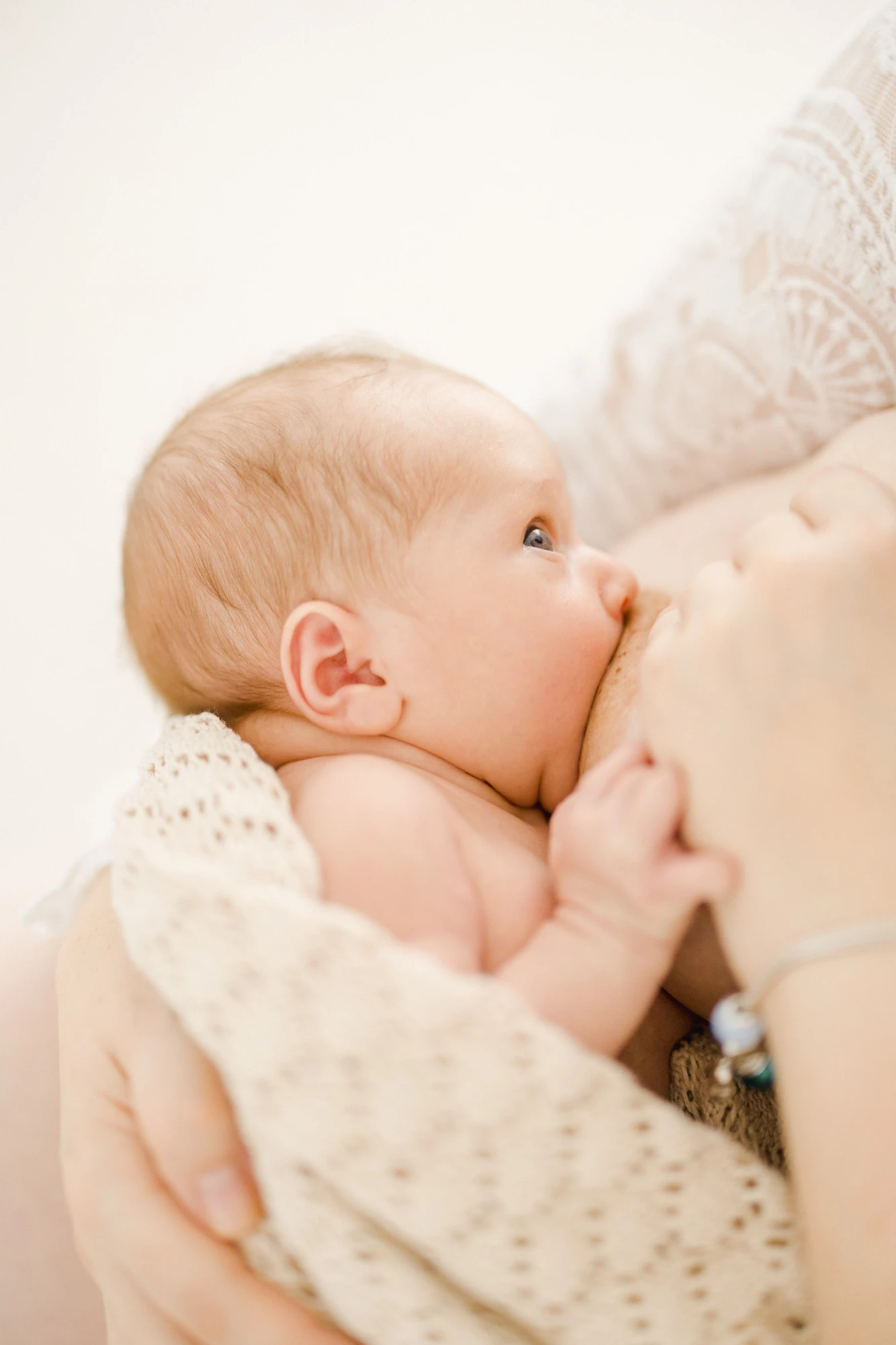 enfant marron gris allaitement bébé
